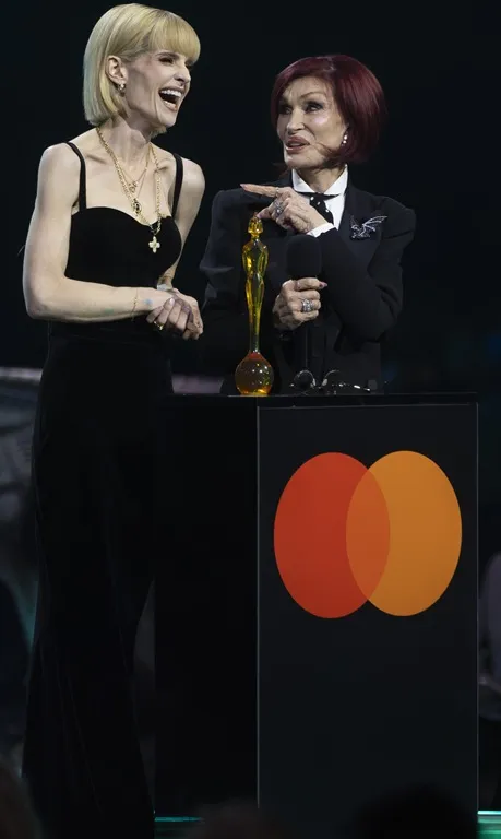 Келли и Шэрон Осборн на премии