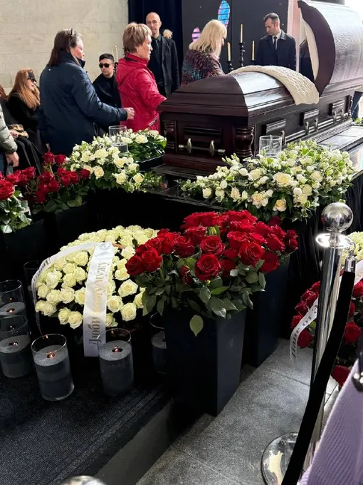 Близкие, друзья и поклонники Анатолия Кашпировского прощаются с ним Близкие, друзья и поклонники Анатолия Кашпировского прощаются с ним