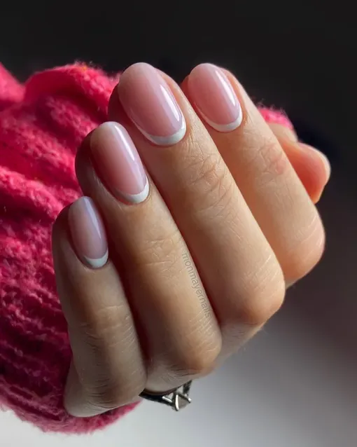 Обратный френч станет стильной альтернативой базовой версии маникюра