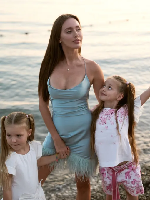 Анастасия Костенко с детьми на пляже