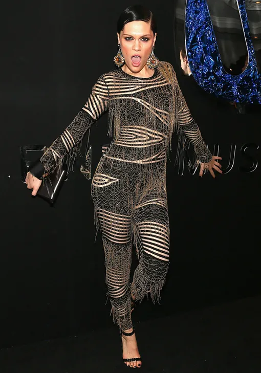 неудачные образы звезд в комбинезонах фото