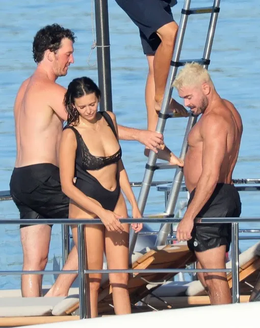 Нина Добрев и Зак Эфрон с друзьями на яхте