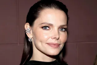 Елизавета Боярская в элегантном платье с декольте появилась на красной дорожке