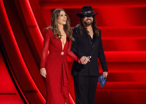 Элизабет Херли держала Билли Рэя Сайруса за руку