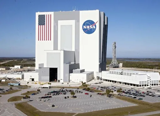 В НАСА пояснили, что астероид такого гигантского размера встречается с Землей на столь близком расстоянии в среднем лишь раз в несколько тысяч лет