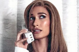 Хейли Бибер в кружевном белье повторила образ Кармен Электры из знаменитого фильма Хейли Бибер в кружевном белье повторила образ Кармен Электры из знаменитого фильма