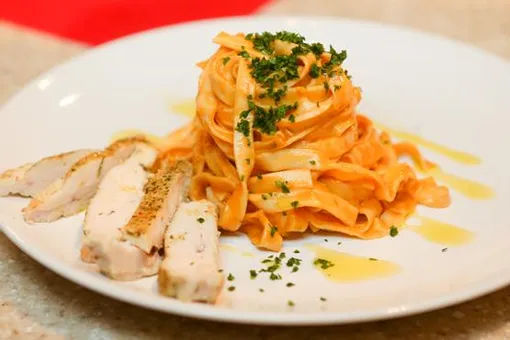 Феттучини с куриной грудкой Феттучини с куриной грудкой