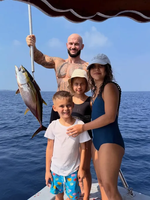 Джиган поймал рыбу во время совместного отдыха с детьми Джиган поймал рыбу во время совместного отдыха с детьми