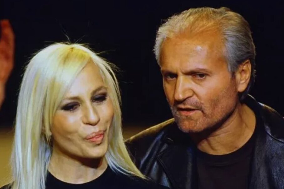 «Надеюсь, я заставила тебя гордиться мной»: покинувшая пост главы Versace Донателла Версаче обратилась к покойному брату