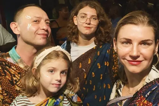 «Ёлка лучше, чем в Лондоне»: жена лидера группы «Звери» показала дочерей Ольгу и Зою в Суздале «Ёлка лучше, чем в Лондоне»: жена лидера группы «Звери» показала дочерей Ольгу и Зою в Суздале
