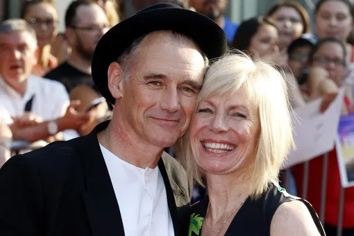 Жена оскароносного актера Марка Райлэнса умерла в день его рождения Жена оскароносного актера Марка Райлэнса умерла в день его рождения