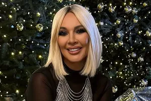 Лера Кудрявцева снялась в откровенном бикини в бассейне на курорте: видео