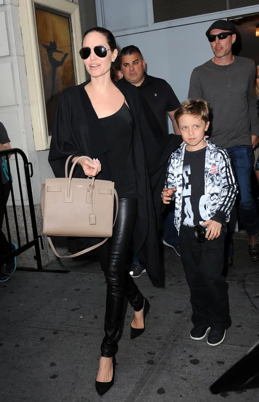 Анджелина Джоли с братом и детьми