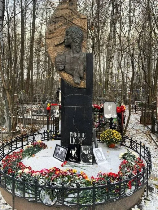 Могила Виктора Цоя на Богословском кладбище в Санкт-Петербурге