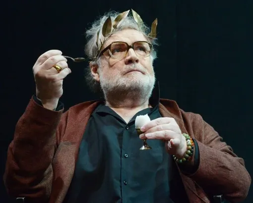 Владимир Симонов в спектакле «Ромул Великий» в Театре им. Е. Вахтангова. 2021 год