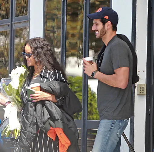 Влюбленные стараются проводить каждую свободную минуту вместе Влюбленные стараются проводить каждую свободную минуту вместе