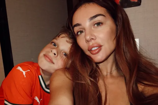 «Меня выгнали из дома»: Анна Седокова призналась, что сын закрыл перед ней входную дверь из-за букета от мужчины «Меня выгнали из дома»: Анна Седокова призналась, что сын закрыл перед ней входную дверь из-за букета от мужчины