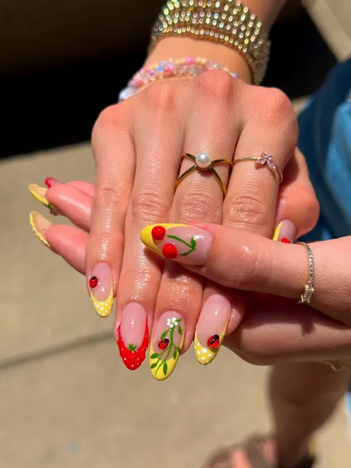 итальянский летний маникюр 2025