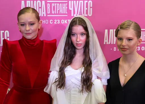 Юлия Пересильд с дочерьми Анной и Марией на красной дорожке Юлия Пересильд с дочерьми Анной и Марией на красной дорожке