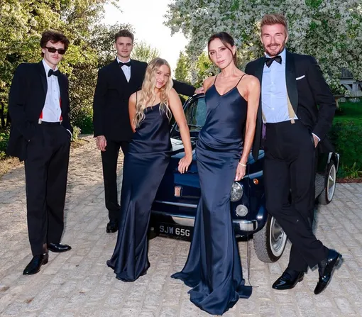 Виктория и Дэвид Бехкэмы с Крузом, Ромео и Харпер на юбилее футболиста