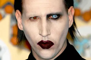 «Во время секса любил кусаться»: Мэрилина Мэнсона обвинили в насилии