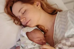 Милу Ершову с сыном от Святослава Рогожана выписали из роддома