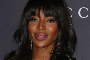 Наоми Кэмпбелл опять появилась на публике в инвалидной коляске