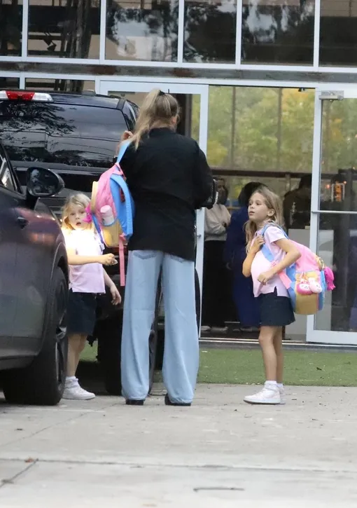 Беременную Анну Курникову с дочерями и сыном сняли папарацци