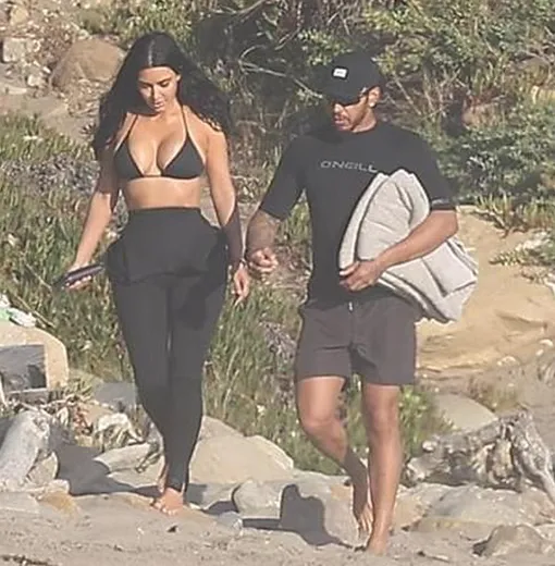 Ким Кардашьян и Льюис Хэмилтон на пляже в Малибу