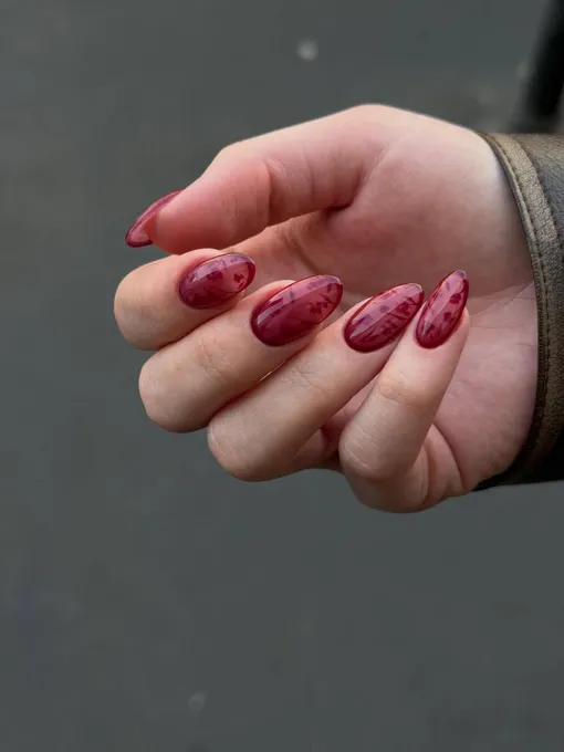 Кружево делает желейный нейл-дизайн еще более эффектным