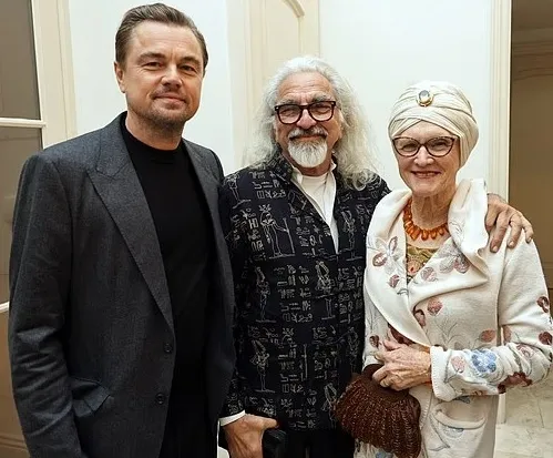 Леонардо ДиКаприо с отцом и мачехой на мероприятии