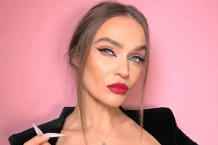 Эротичный трюк: Алена Водонаева в тесном платье снялась у бильярдного стола Эротичный трюк: Алена Водонаева в тесном платье снялась у бильярдного стола