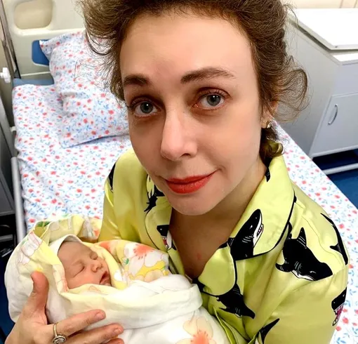 Божена Рынска с новорожденной дочерью