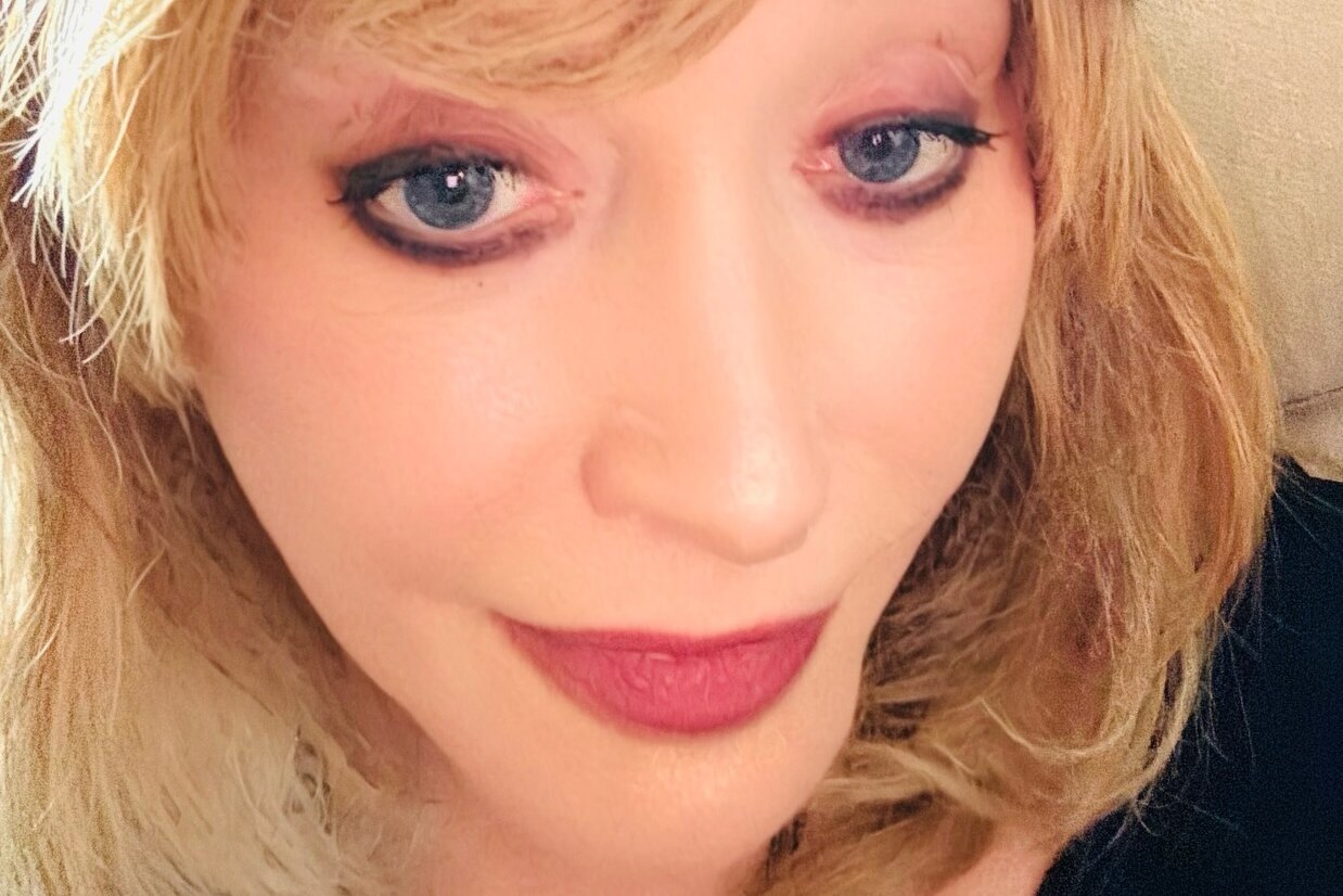 Эмигрантка у моря: Максим Галкин опубликовал первое фото Аллы Пугачевой, опирающейся на трость