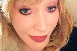 Эмигрантка у моря: Максим Галкин опубликовал первое фото Аллы Пугачевой, опирающейся на трость