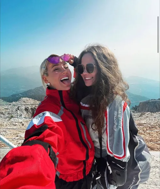 Клава показала забавное фото с сестрой Клава показала забавное фото с сестрой