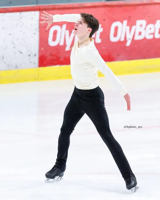 Максим Наумов на льду