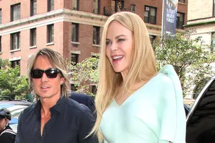 Звезда в мятно-зеленом платье и розовых туфлях: Николь Кидман в нежном наряде вышла в свет с мужем Звезда в мятно-зеленом платье и розовых туфлях: Николь Кидман в нежном наряде вышла в свет с мужем