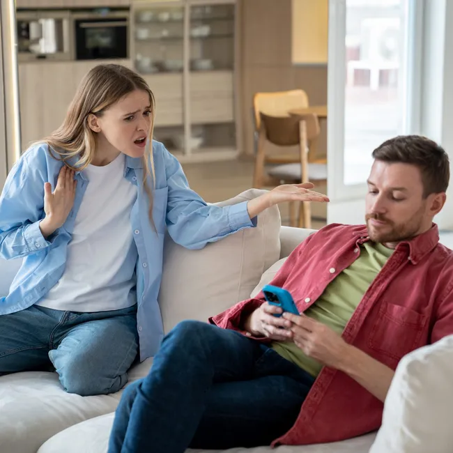 «Как соседи»: как понять, что эмоциональная близость ушла — и что делать