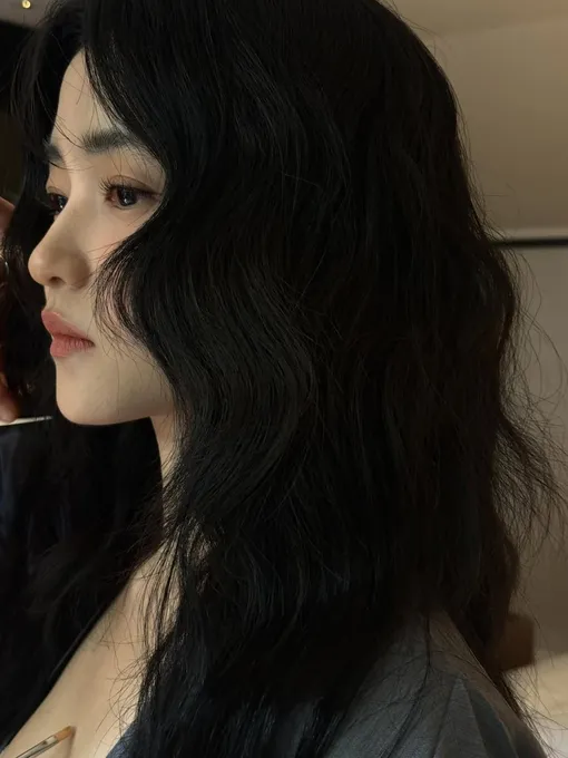 Актриса Ким Тэ-ри может похвастаться густыми черными бровями, которые она старается не утяжелять лишним макияжем Актриса Ким Тэ-ри может похвастаться густыми черными бровями, которые она старается не утяжелять лишним макияжем