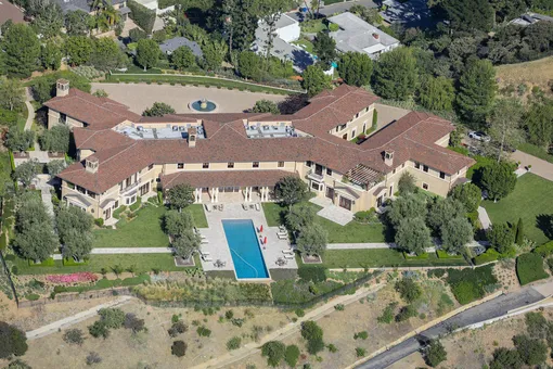 Особняк расположен в одном из самых престижных районов Лос-Анджелеса