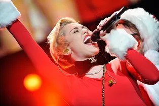 Майли Сайрус напугала фанатов снимками из клиники