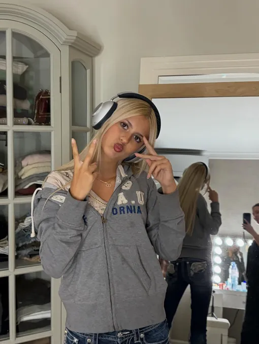 Анджелина смотрит с мамой советские фильмы