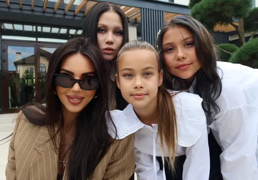 Оксана Самойлова с дочерьми