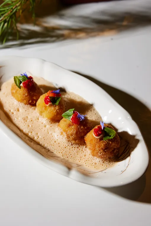 Крокеты с крабом, копченым рамиро и соусом биск