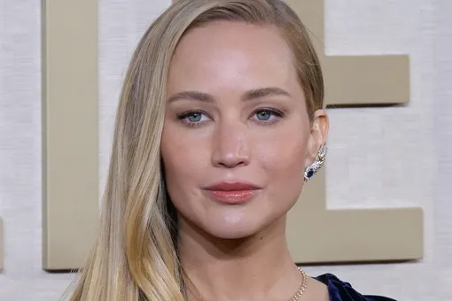 Беременную Дженнифер Лоуренс в светлом худи на улице Нью-Йорка сняли папарацци Беременную Дженнифер Лоуренс в светлом худи на улице Нью-Йорка сняли папарацци