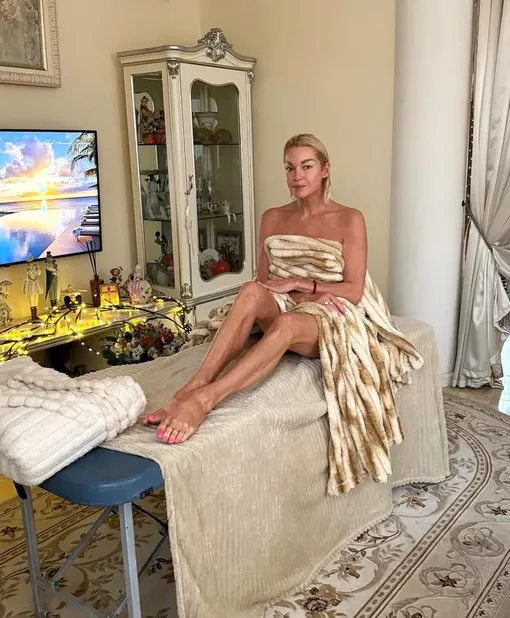 Анастасия Волочкова восстанавливается после операции на ноге