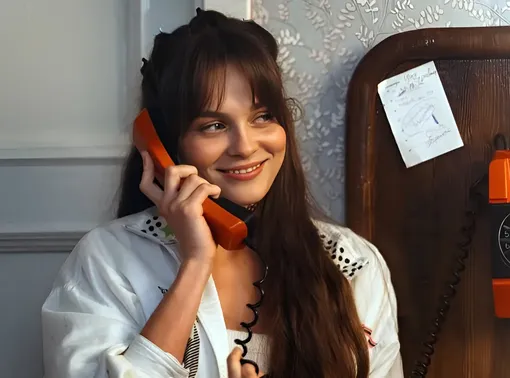 Ангелина Стречина в роли Елены Добындо в фильме «Руки Вверх! 2» Ангелина Стречина в роли Елены Добындо в фильме «Руки Вверх! 2»