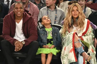 Все в сборе: беременная Бейонсе с мужем и дочкой сходила на баскетбольный матч
