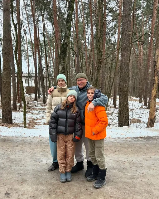 Александр Лебедев погулял с детьми по лесу Александр Лебедев погулял с детьми по лесу